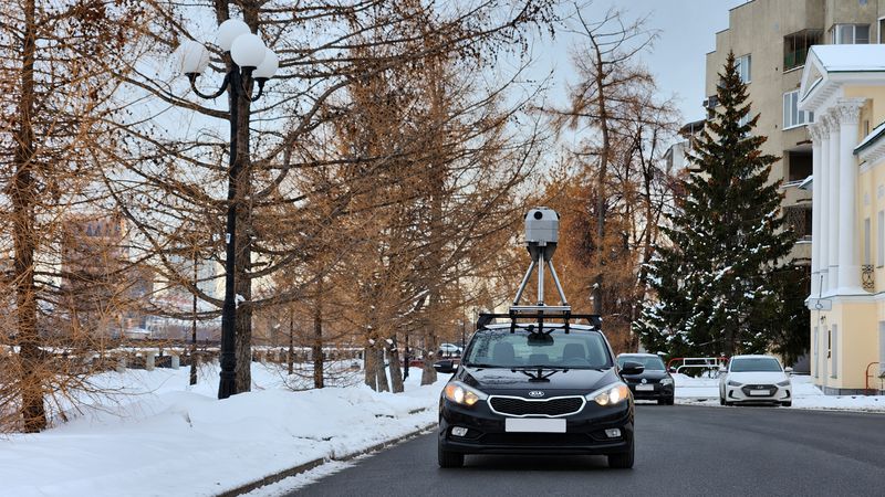 Съёмочный автомобиль спереди на улице / Survey car on a street, front view