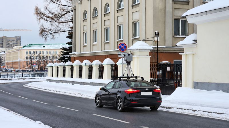 Съёмочный автомобиль у исторического здания / Survey car by a historic building