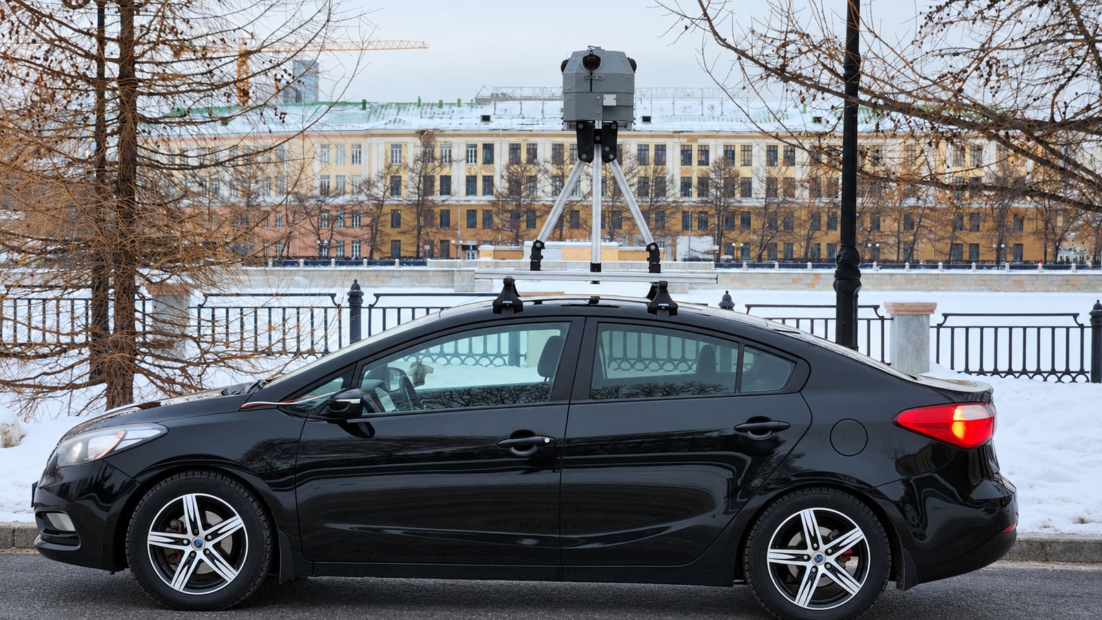 Съёмочный автомобиль сбоку: штатив с камерой на крыше / Survey car, side view: camera mount on the roof